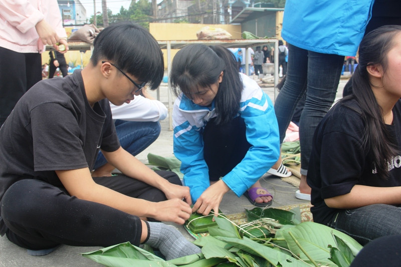 Học sinh tỉ mẩn gói những chiếc bánh của lớp mình