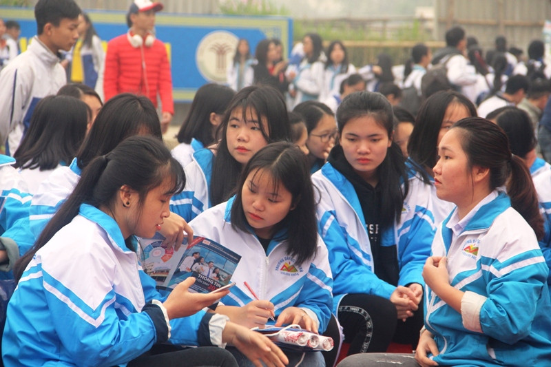 Học sinh trao đổi với nhau trong buổi tư vấn tuyển sinh - hướng nghiệp tại trường ĐH Văn hóa Thế thao Du lịch Thanh Hóa.