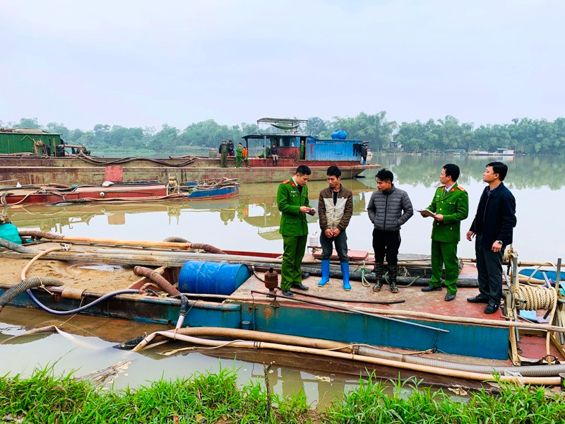 Lực lượng Công an lập biên bản tạm giữ 2 tàu hút cát trái phép. Ảnh: Công an Thanh Hóa cung cấp.