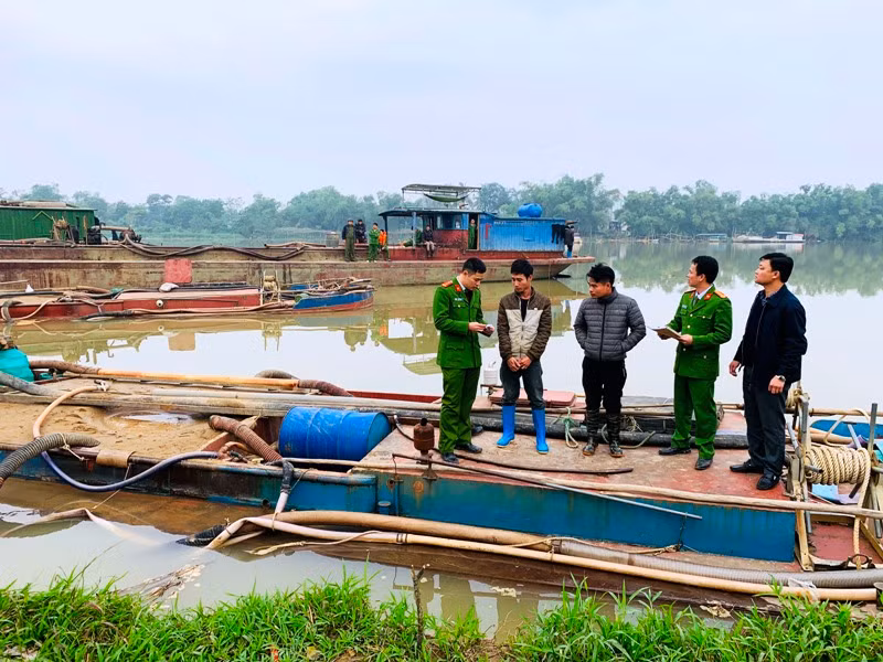 Lực lượng Công an lập biên bản tạm giữ 2 tàu hút cát trái phép. Ảnh: Công an Thanh Hóa cung cấp.