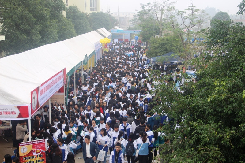 Hàng nghìn học sinh xứ Thanh đến tham gia buổi tư vấn tuyển sinh