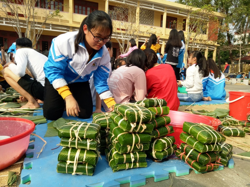 Mỗi cặp bánh chưng này sẽ là quà tết cho học sinh mang về với gia đình