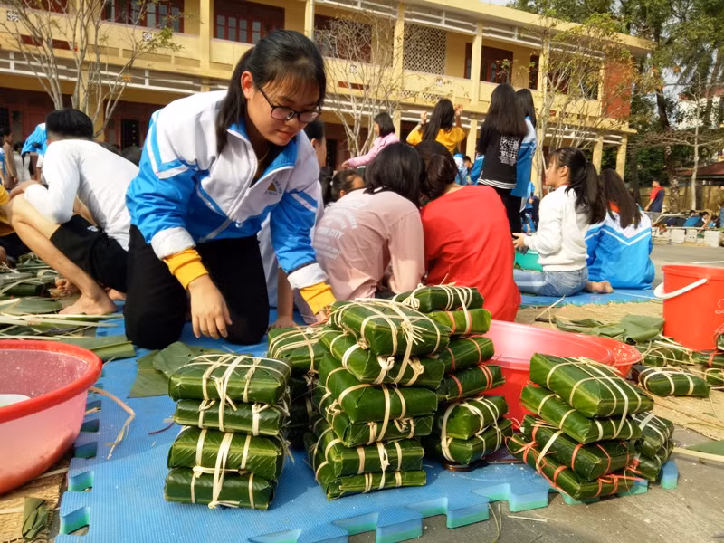 Mỗi cặp bánh chưng này sẽ là quà tết cho học sinh mang về với gia đình