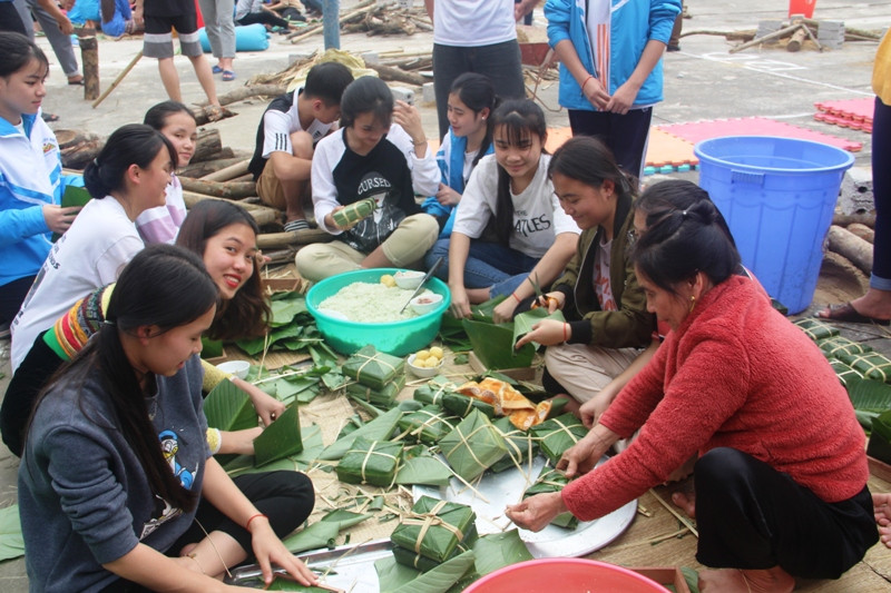 Học sinh các lớp nhận nguyên liệu và tự gói bánh.