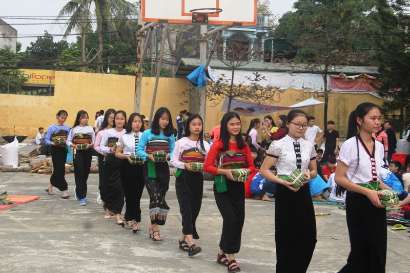 Đại diện các lớp đưa bánh chưng lên sân khấu để Ban giám hiệu kiểm tra, chấm điểm.