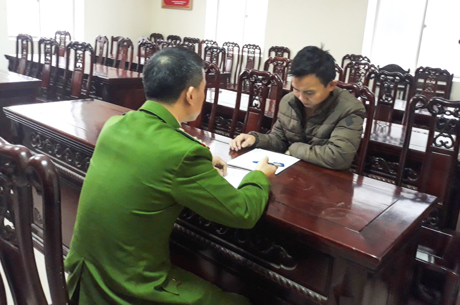 Công an lấy lời khai một trong số các đối tượng của đường dây lô đề trên mạng Internet Công an lấy lời khai một trong số các đối tượng của đường dây lô đề trên mạng Internet