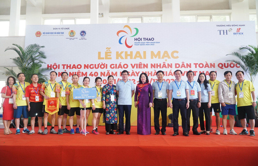 Ban tổ chức chụp ảnh lưu niệm cùng vận động viên các đội tuyển tham dự hội thao. Ban tổ chức chụp ảnh lưu niệm cùng vận động viên các đội tuyển tham dự hội thao.