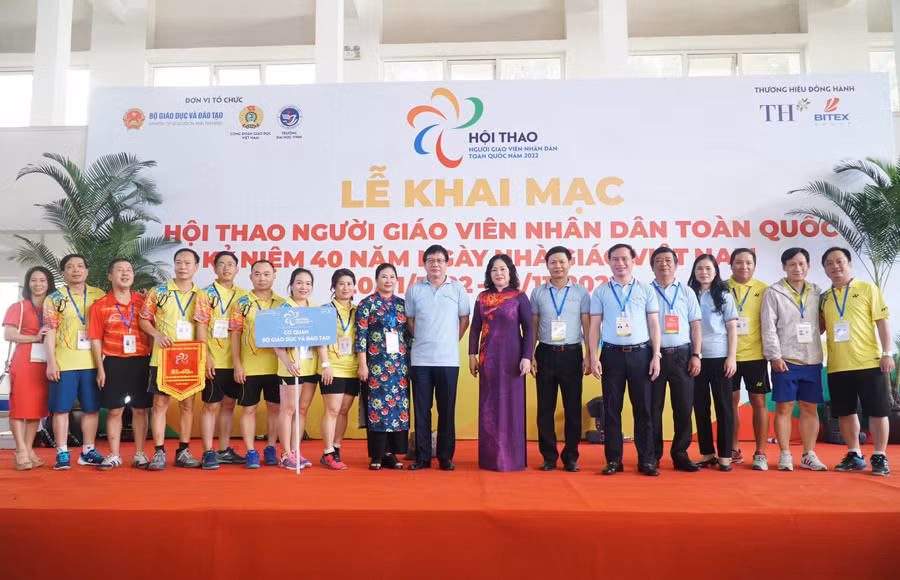 Ban tổ chức chụp ảnh lưu niệm cùng vận động viên các đội tuyển tham dự hội thao.