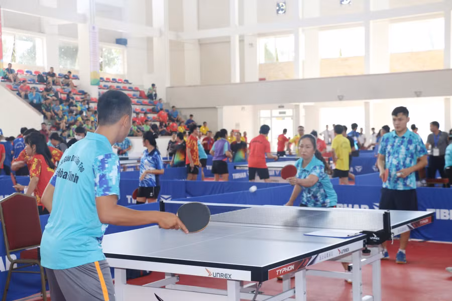 Các vận động viên tập luyện, làm quen sân thi đấu tại Trường Đại học Vinh.