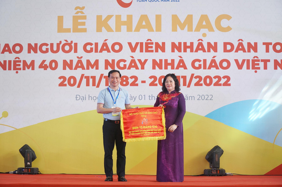 Thứ trưởng Bộ GD&ĐT Ngô Thị Minh trao cờ cho đơn vị đăng cai là Trường Đại học Vinh. Thứ trưởng Bộ GD&ĐT Ngô Thị Minh trao cờ cho đơn vị đăng cai là Trường Đại học Vinh.