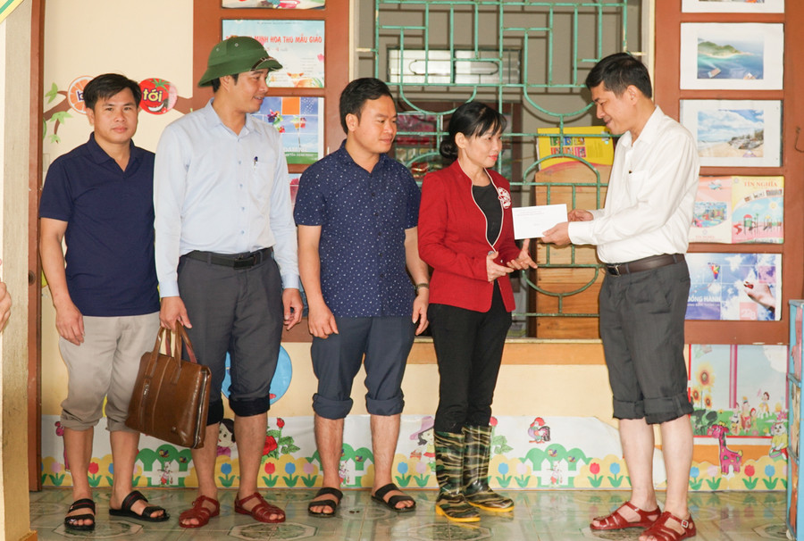 Sở GD&ĐT Nghệ An hỗ trợ trường học tại huyện Thanh Chương bị thiệt hại do mưa lũ. Sở GD&ĐT Nghệ An hỗ trợ trường học tại huyện Thanh Chương bị thiệt hại do mưa lũ.