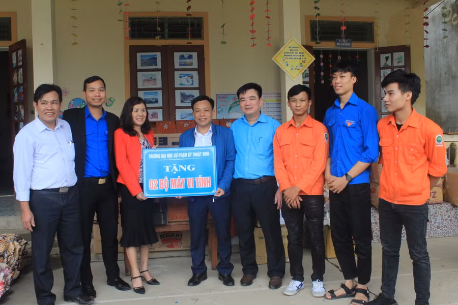 Các đơn vị đến hỗ trợ thiết bị, máy tính cho trường học vùng lũ Nghệ An