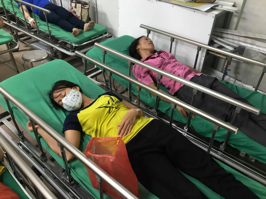 Các nữ công nhân bị thương được đưa đi cấp cứu tại bệnh viện 115 TP Vinh Các nữ công nhân bị thương được đưa đi cấp cứu tại bệnh viện 115 TP Vinh