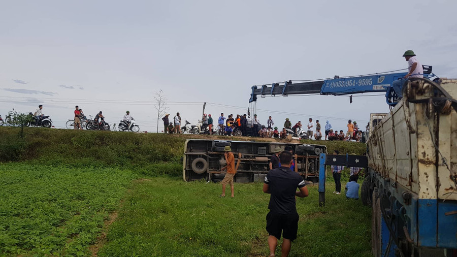 Chiếc xe khách được cảnh sát cẩu khỏi hiện trường đưa về trụ sở điều tra Chiếc xe khách được cảnh sát cẩu khỏi hiện trường đưa về trụ sở điều tra