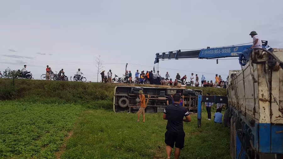 Chiếc xe khách được cảnh sát cẩu khỏi hiện trường đưa về trụ sở điều tra