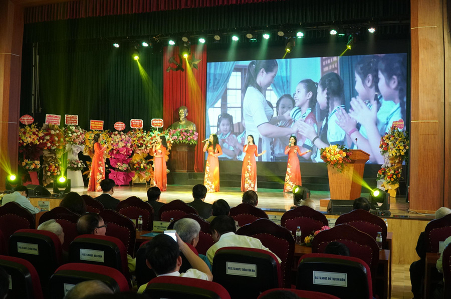 Trường ĐH Vinh tổ chức Lễ kỷ niệm 40 năm ngày Nhà giáo Việt Nam.