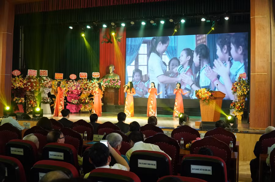 Trường ĐH Vinh tổ chức Lễ kỷ niệm 40 năm ngày Nhà giáo Việt Nam.