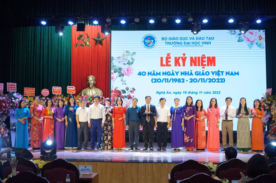 Trao Kỷ niệm chương "Vì sự nghiệp giáo dục" cho 40 thầy cô giáo tiêu biểu Trường ĐH Vinh.