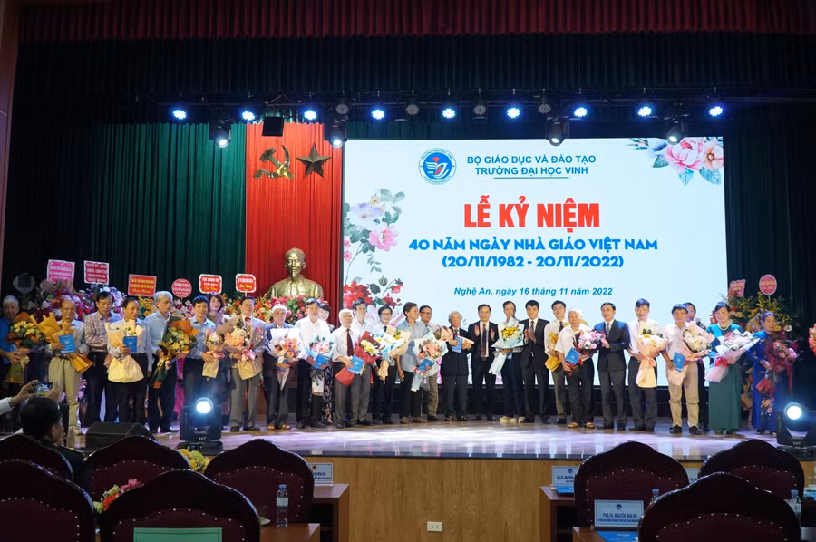 Đại diện Trường ĐH Vinh tặng quà tri ân các thế hệ nhà giáo, lãnh đạo các thời kỳ có đóng góp to lớn trong phát triển nhà trường.