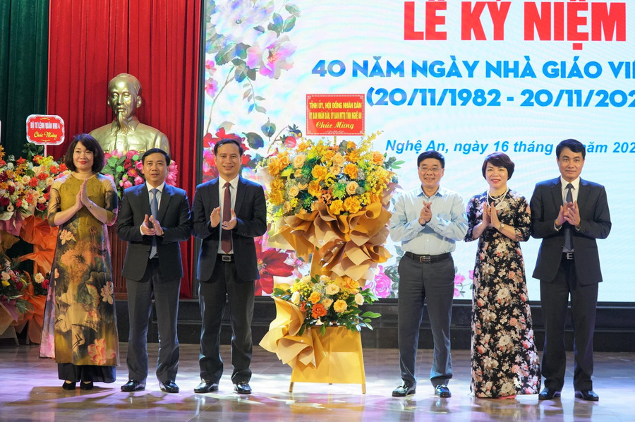 Ông Nguyễn Văn Thông - Phó Bí thư Thường trực Tỉnh ủy Nghệ An chúc mừng Trường ĐH Vinh nhân dịp ngày truyền thống của ngành Giáo dục.