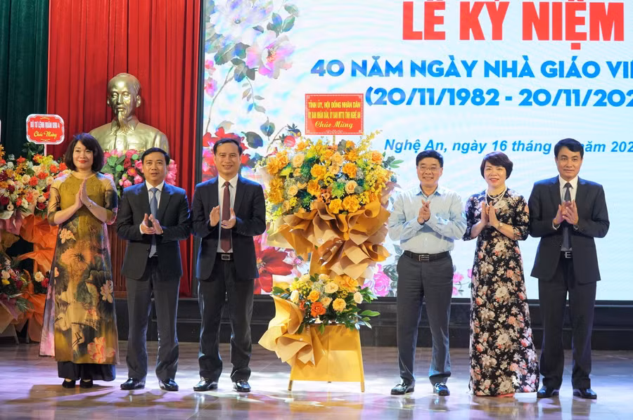 Ông Nguyễn Văn Thông - Phó Bí thư Thường trực Tỉnh ủy Nghệ An chúc mừng Trường ĐH Vinh nhân dịp ngày truyền thống của ngành Giáo dục.