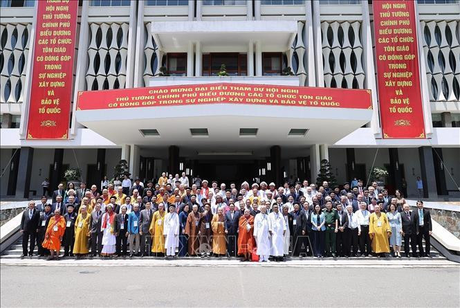 Thủ tướng Phạm Minh Chính với các chức sắc và đại diện các tổ chức tôn giáo. Ảnh: Dương Giang/TTXVN Thủ tướng Phạm Minh Chính với các chức sắc và đại diện các tổ chức tôn giáo. Ảnh: Dương Giang/TTXVN