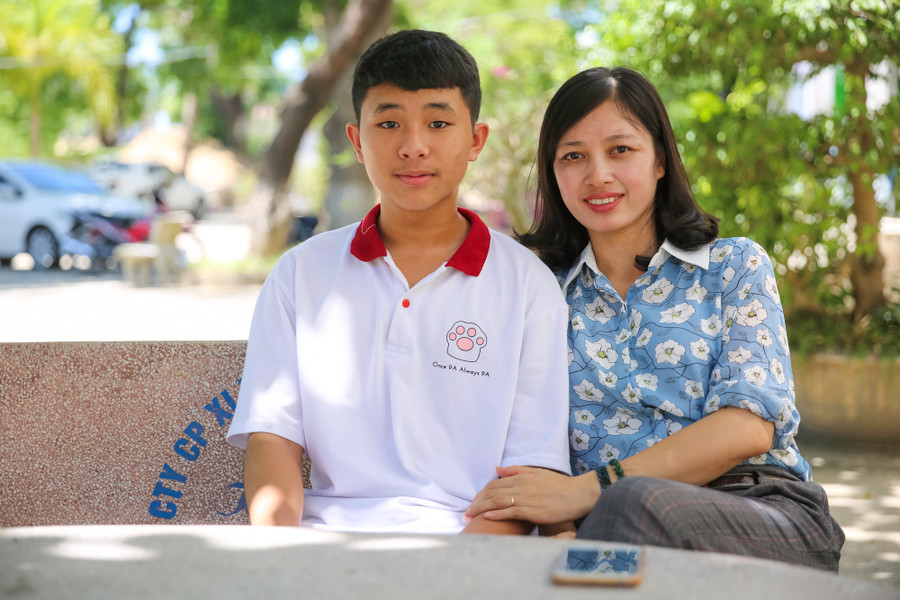 Lưu Đức Tài và cô giáo chủ nhiệm Hồ Thị Hương Lưu Đức Tài và cô giáo chủ nhiệm Hồ Thị Hương