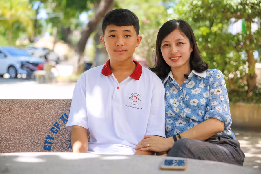 Lưu Đức Tài và cô giáo chủ nhiệm Hồ Thị Hương