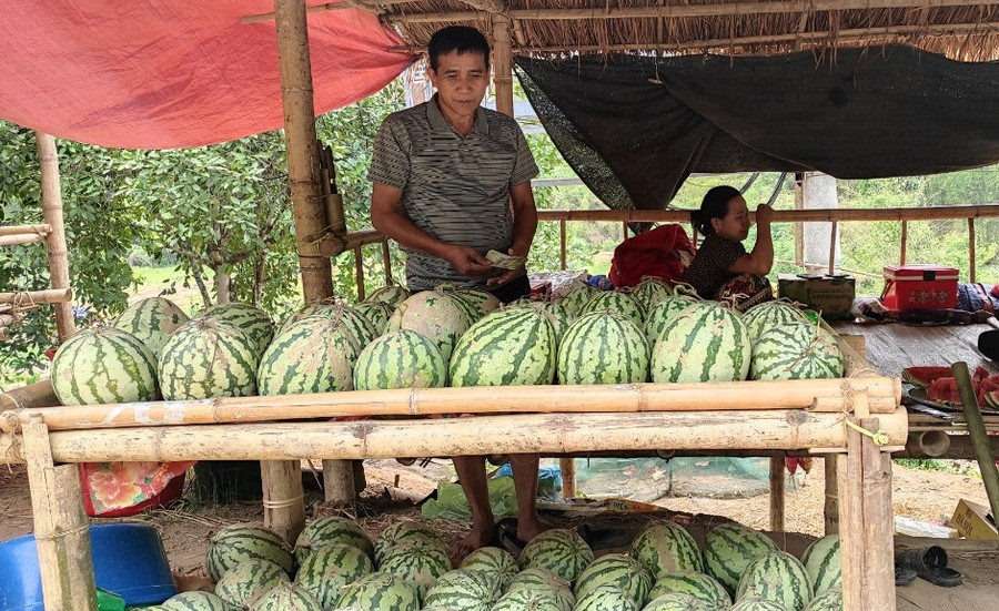 Ông Ngân Văn Chiền, ở bản Sáng, xã Quang Chiểu bán dưa hấu bên ven đường. (Ảnh: TL)