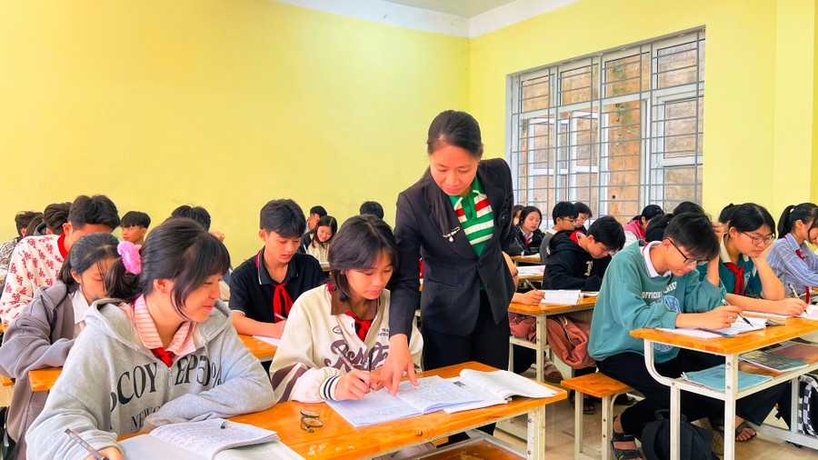 Nữ sinh Nguyễn Phương Thảo và cô giáo Nguyễn Thị Bình trong lớp học. (Ảnh: NVCC)