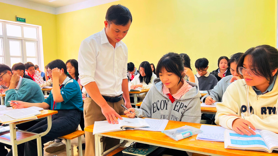 Thầy giáo Hà Văn Dàn và học sinh Phạm Thị Khánh Thương. (Ảnh: NVCC)