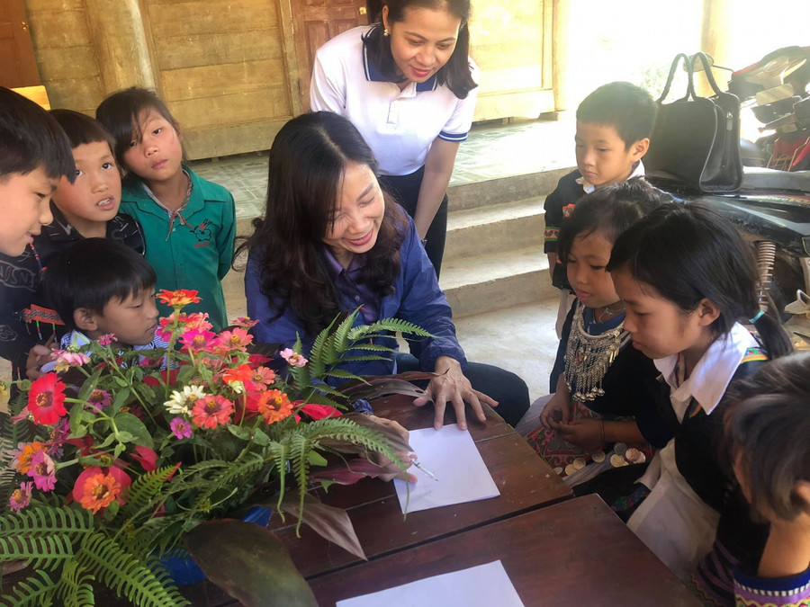 Cô và trò tại điểm bản Piêng Cọc, Trường Tiểu học Mai Sơn (Tương Dương - Nghệ An) trong ngày tết nhà giáo.