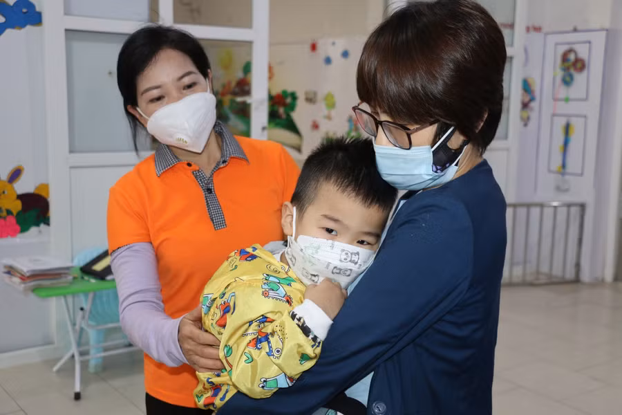 Cô giáo Trường Mầm non Hoa Sen đang dỗ dành một cháu bé 2 tuổi trong ngày đầu tiên đi học. Cô chia sẻ đây là năm học mà giáo viên phải nghỉ dài nhất. Thời gian qua, dù vẫn đến trường nhưng không được gặp trẻ khiến cô thấy trống vắng, nhớ trò, nhớ nghề...