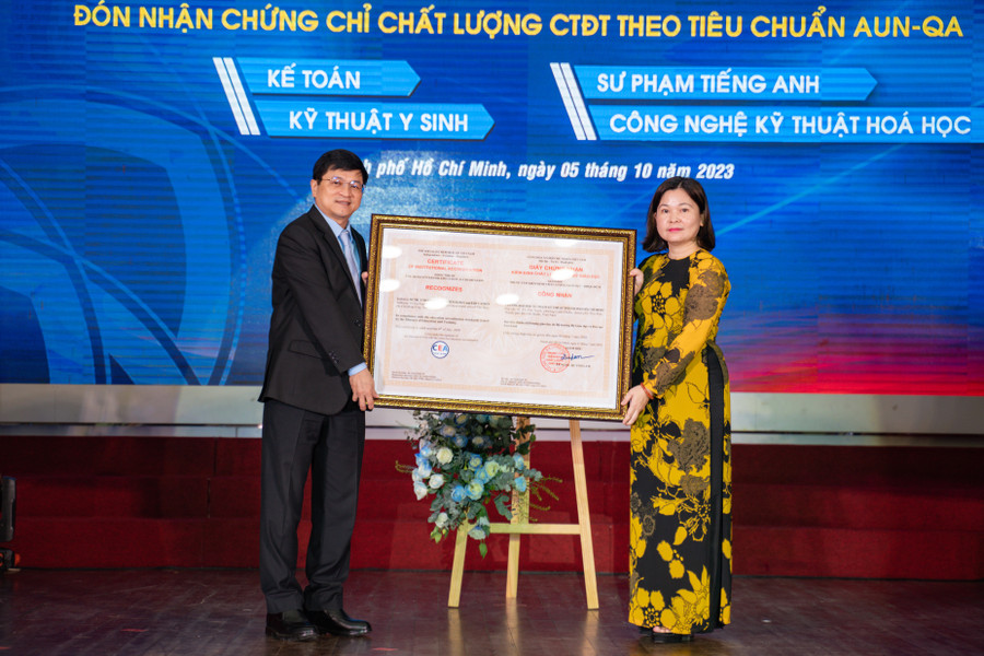 Trường Đại học Sư phạm Kỹ thuật nhận chứng nhận đạt tiêu chuẩn chất lượng do Bộ GD&ĐT ban hành. Ảnh: HCMUTE Trường Đại học Sư phạm Kỹ thuật nhận chứng nhận đạt tiêu chuẩn chất lượng do Bộ GD&ĐT ban hành. Ảnh: HCMUTE