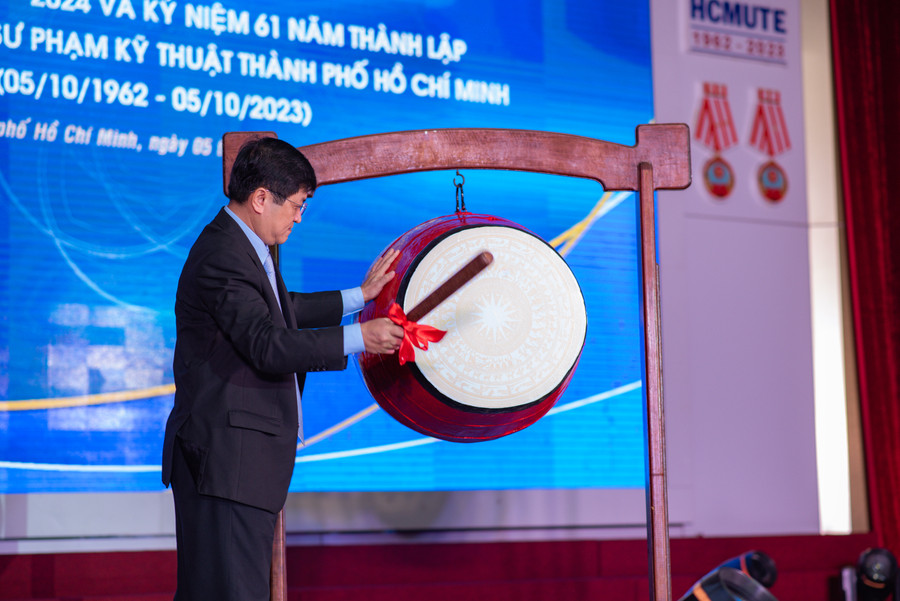 PGS.TS Lê Hiếu Giang, Phó Hiệu trưởng phụ trách nhà trường đánh trống khai giảng. Ảnh: HCMUTE PGS.TS Lê Hiếu Giang, Phó Hiệu trưởng phụ trách nhà trường đánh trống khai giảng. Ảnh: HCMUTE