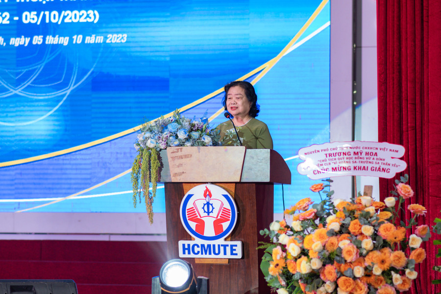 Bà Trương Mỹ Hoa, Nguyên Phó Chủ tịch nước, Chủ tịch Quỹ học bổng Vừ A Dính phát biểu tại lễ khai giảng. Ảnh: Mạnh Tùng Bà Trương Mỹ Hoa, Nguyên Phó Chủ tịch nước, Chủ tịch Quỹ học bổng Vừ A Dính phát biểu tại lễ khai giảng. Ảnh: Mạnh Tùng