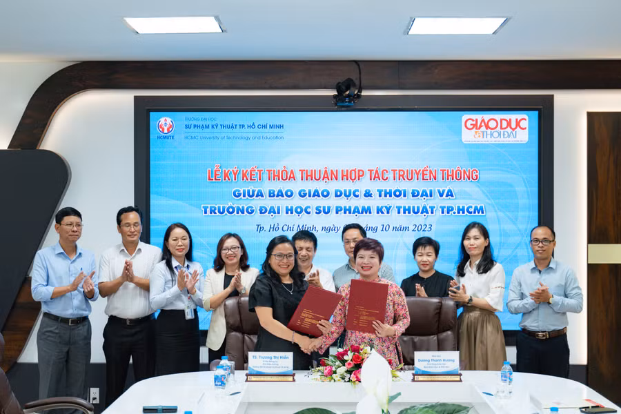Nhà báo Dương Thanh Hương (hàng đầu, bên phải) và TS Trương Thị Hiền ký kết thỏa thuận hợp tác. Ảnh: HCMUTE