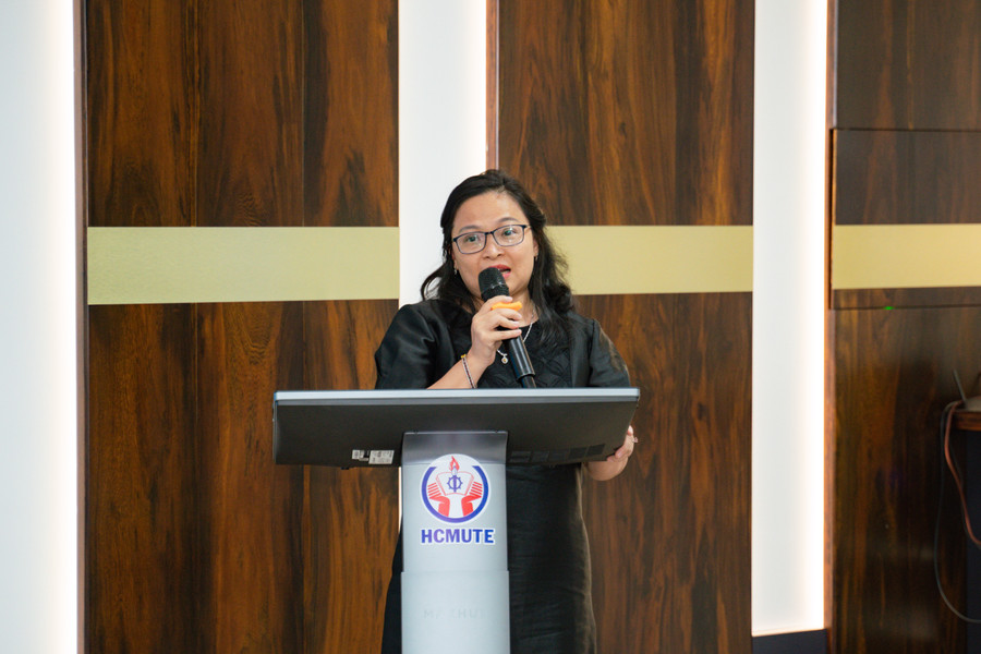 TS Trương Thị Hiền, Bí thư Đảng ủy, Phó Hiệu trưởng Trường Đại học Sư phạm Kỹ thuật TPHCM phát biểu tại buổi lễ. Ảnh: Mạnh Tùng