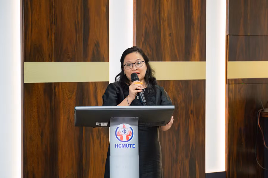 TS Trương Thị Hiền, Bí thư Đảng ủy, Phó Hiệu trưởng Trường Đại học Sư phạm Kỹ thuật TPHCM phát biểu tại buổi lễ. Ảnh: Mạnh Tùng