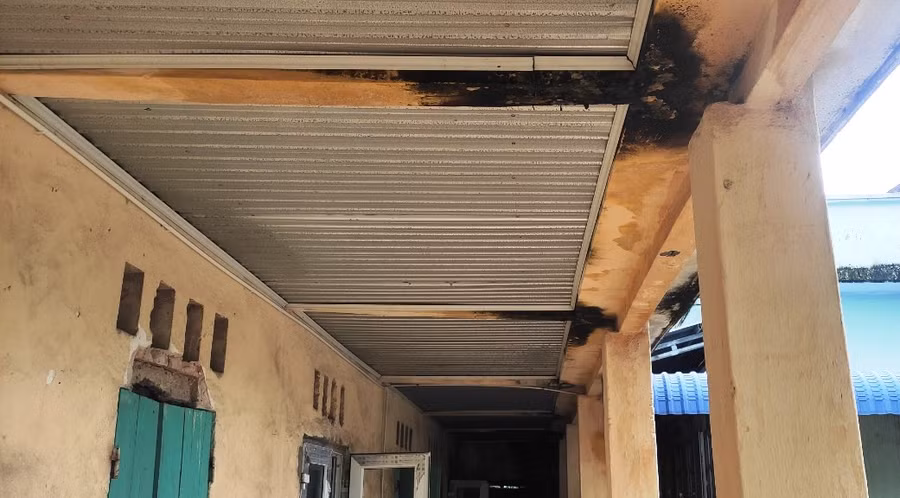 Hệ thống trần nhà ở hành lang lớp học cũng xuống cấp nghiêm trọng. Ảnh: TL