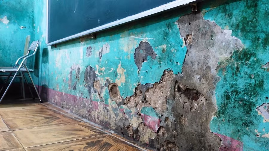 Chân tường ở bục giảng lớp học. Ảnh: TL