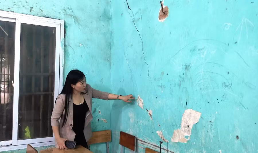Cô giáo Phan Thị Hải Yến - Hiệu trưởng Trường Tiểu học Hải Hà đang chỉ những vết nứt trong phòng học. Ảnh: TL