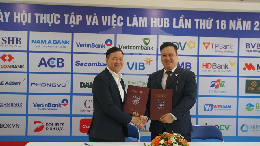 Nghi thức ký kết hợp tác tham gia ngày hội. Ảnh: Mạnh Tùng