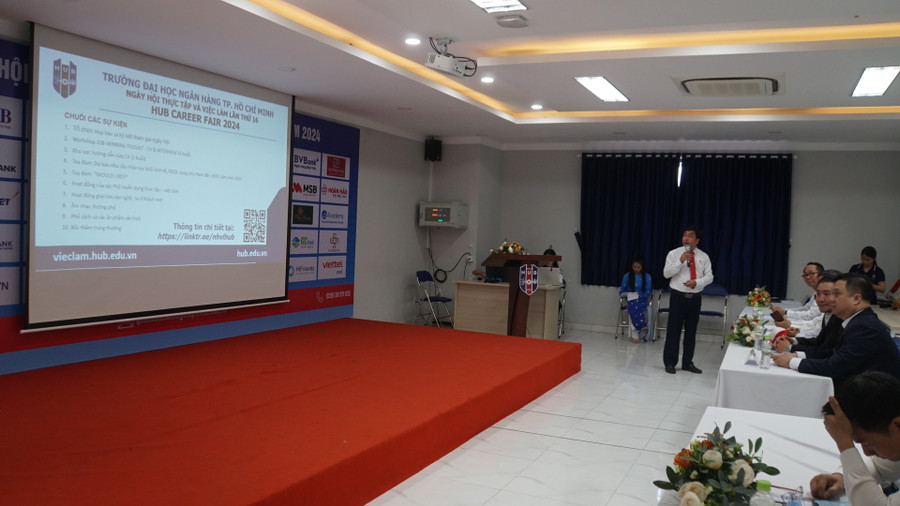 Đại diện nhà trường giới thiệu chi tiết các chương trình trong HUB CAREER 2024. Ảnh: Mạnh Tùng