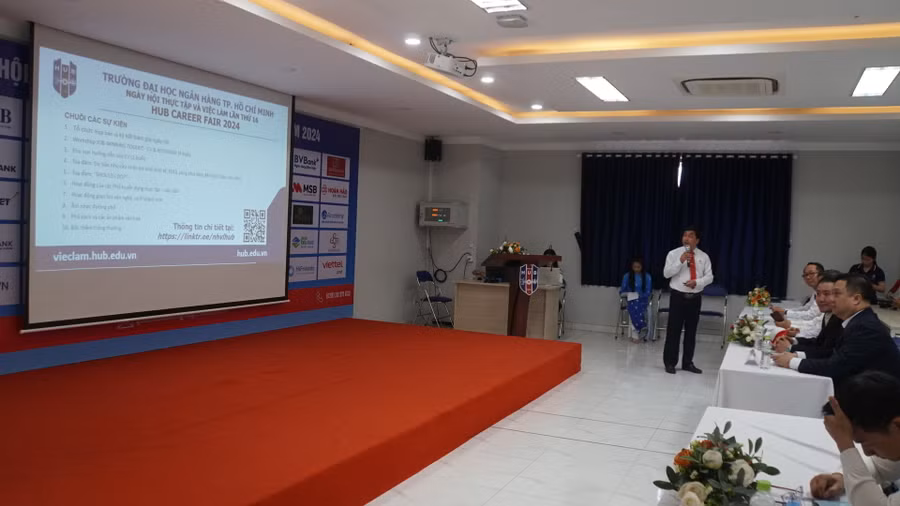 Đại diện nhà trường giới thiệu chi tiết các chương trình trong HUB CAREER 2024. Ảnh: Mạnh Tùng