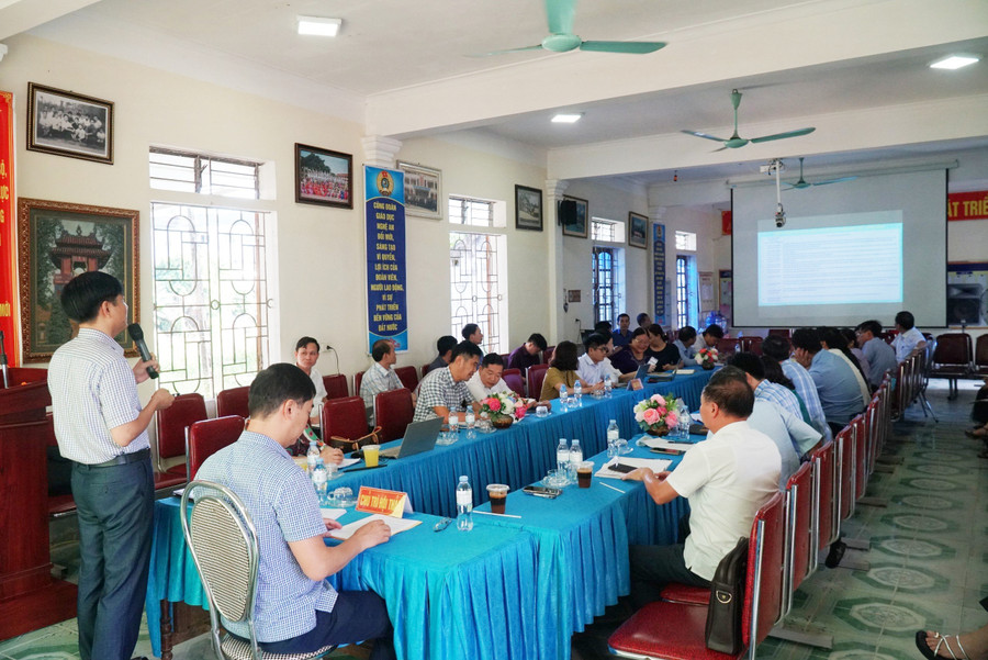 Các đại biểu trao đổi, thảo luận giải pháp nâng cao chất lượng giáo dục phổ thông tại các vùng đặc biệt khó khăn trên địa bàn tỉnh Nghệ An. Ảnh: Hồ Lài.