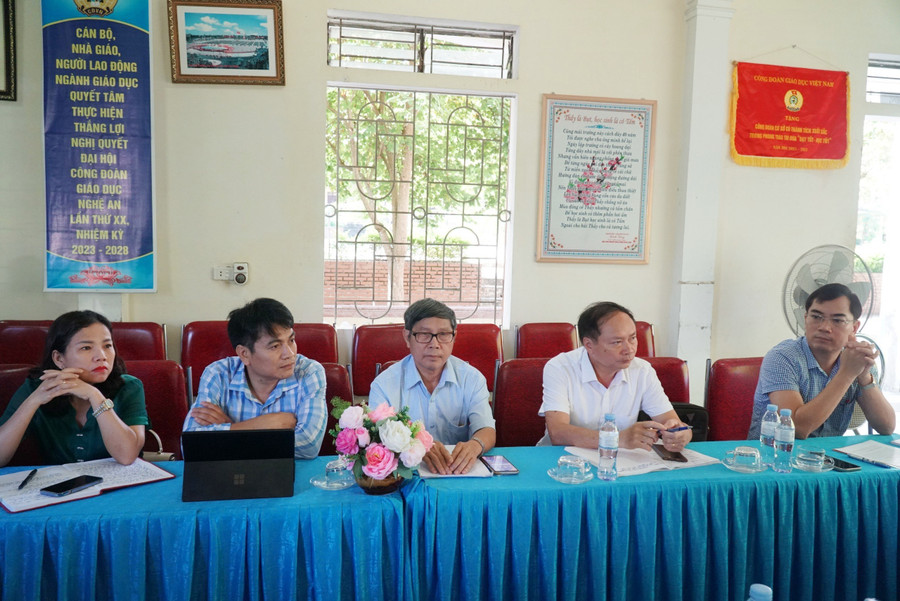 Các đại biểu tham dự hội thảo tổ chức tại Trường THPT Quế Phong (huyện Quế Phong, Nghệ An). Ảnh: Hồ Lài.