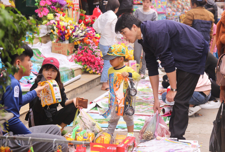 Các con được bố mẹ đưa đi mua đồ chơi