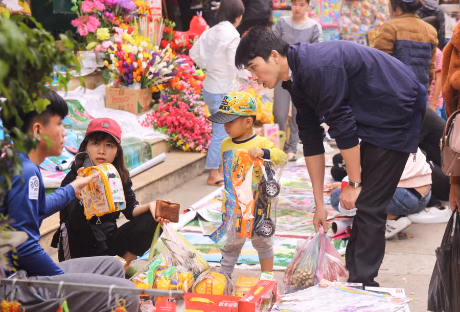 Các con được bố mẹ đưa đi mua đồ chơi