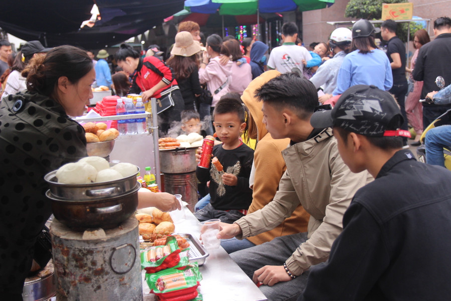 Đói bụng, nhiều cháu được bố mẹ cho ăn trưa luôn tại chợ